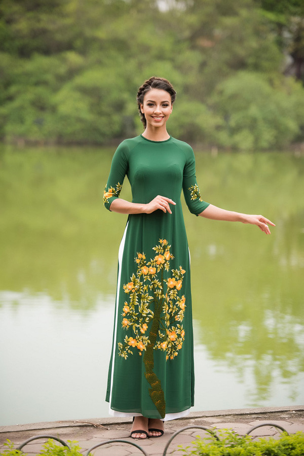 Vừa đến Hà Nội, Hoa hậu Pháp Flora đã gây thương nhớ với áo dài dạo Hồ Gươm