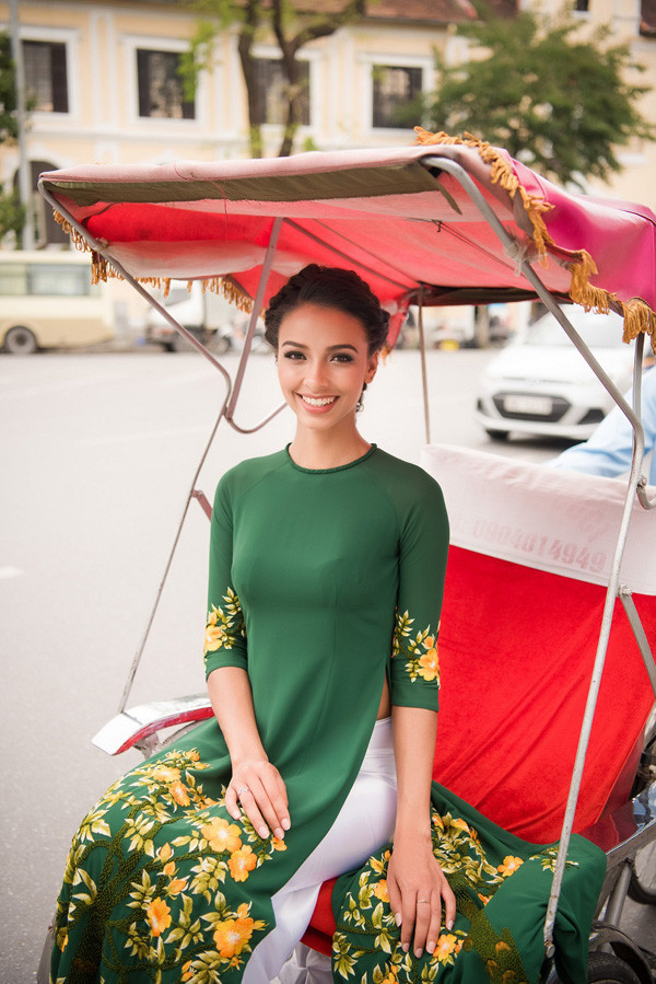 Vừa đến Hà Nội, Hoa hậu Pháp Flora đã gây thương nhớ với áo dài dạo Hồ Gươm