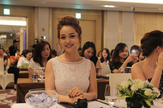 Hoa hậu Jennifer Phạm vẫn đẹp quyến rũ hút hồn khi trở lại làm MC