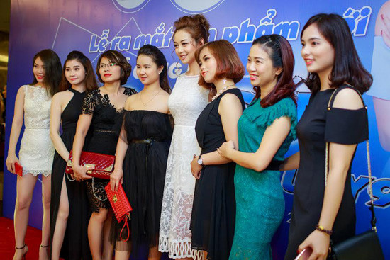 Hoa hậu Jennifer Phạm vẫn đẹp quyến rũ hút hồn khi trở lại làm MC