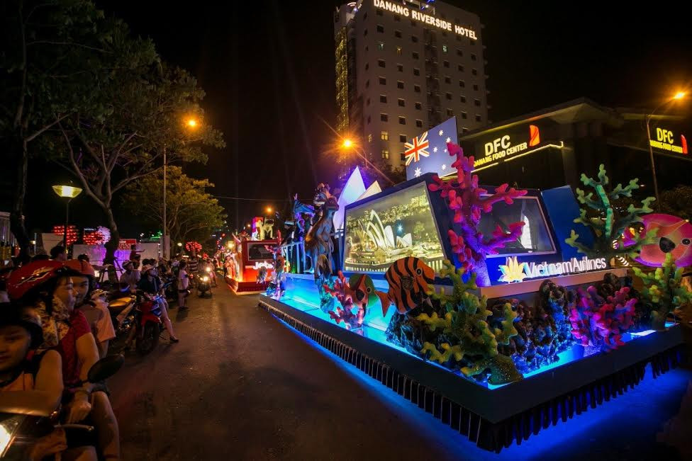 Hàng ngàn người tiếp tục đổ ra đường xem lễ hội đường phố Đà Nẵng 2017