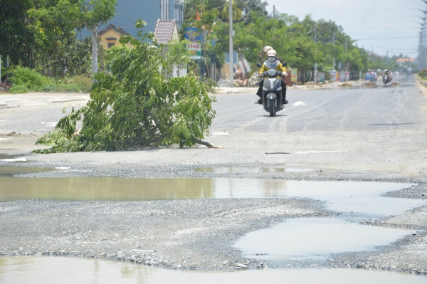 Quảng Nam: Người dân dùng ống cống chặn đường vì ô nhiễm