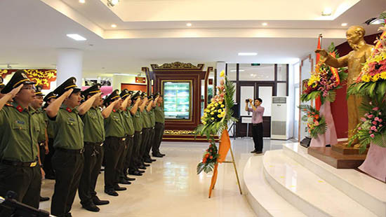 Lãnh đạo tỉnh TT-Huế dâng hoa kỷ niệm 127 năm Ngày sinh Chủ tịch Hồ Chí Minh