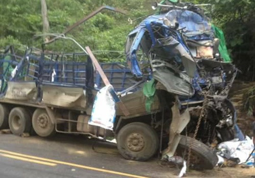 Hòa Bình: Xe tải đâm vào vách núi, 3 người thương vong