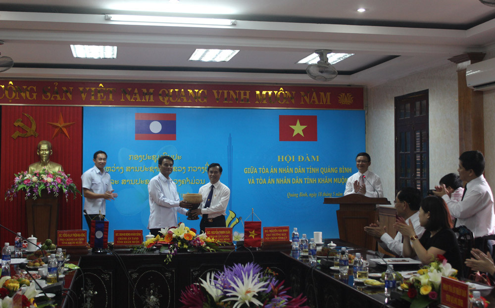 TAND tỉnh Khăm Muộn (CHDCND Lào) thăm và làm việc với TAND hai cấp tỉnh Quảng Bình