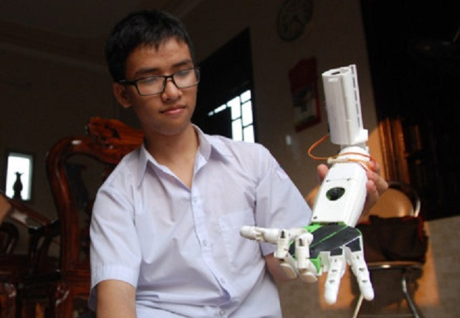 Chàng trai cánh tay robot đạt giải 3 trong cuộc thi Khoa học kỹ thuật quốc tế tại Mỹ