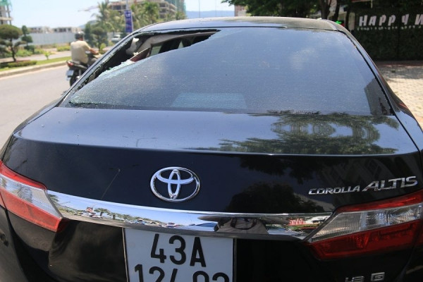 Đà Nẵng: Hàng loạt xe ô tô bị kẻ xấu đập nát kính 