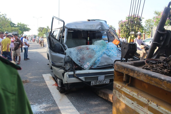 Quảng Nam: Tông đuôi xe tải, phụ xe chết tại chỗ