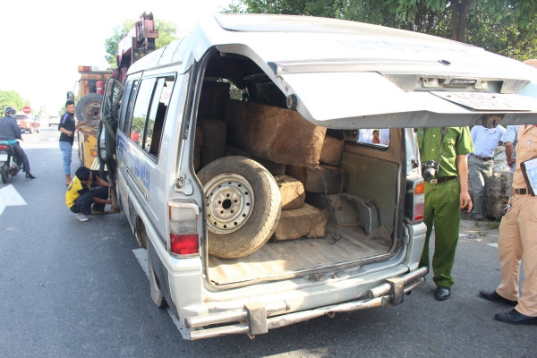 Quảng Nam: Tông đuôi xe tải, phụ xe chết tại chỗ