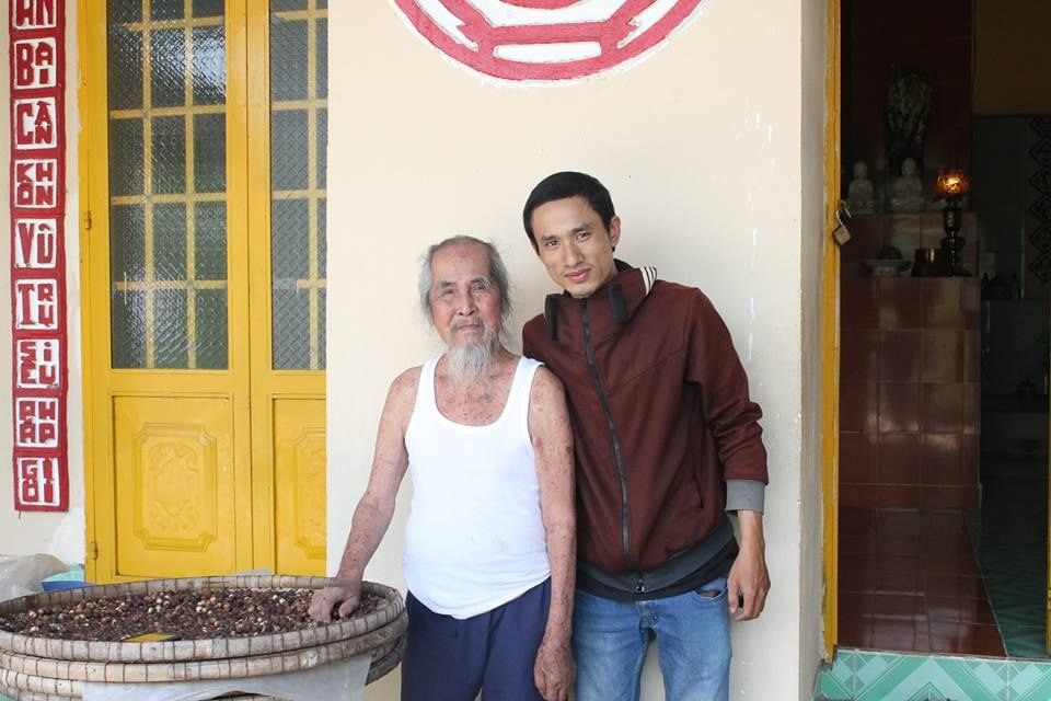 Ông Nguyễn Văn Mười (bìa trái)