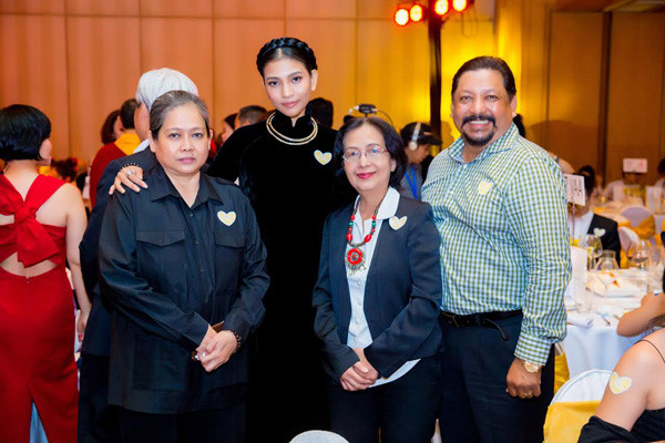 Trương Thị May diện áo dài nhung đen, ủng hộ trẻ em mắc bệnh tim bẩm sinh
