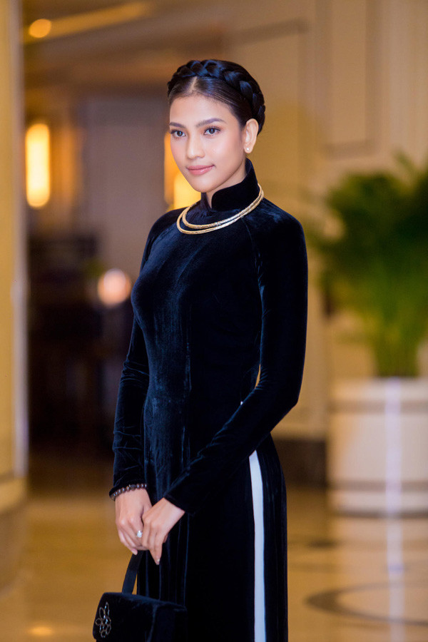 Trương Thị May diện áo dài nhung đen, ủng hộ trẻ em mắc bệnh tim bẩm sinh