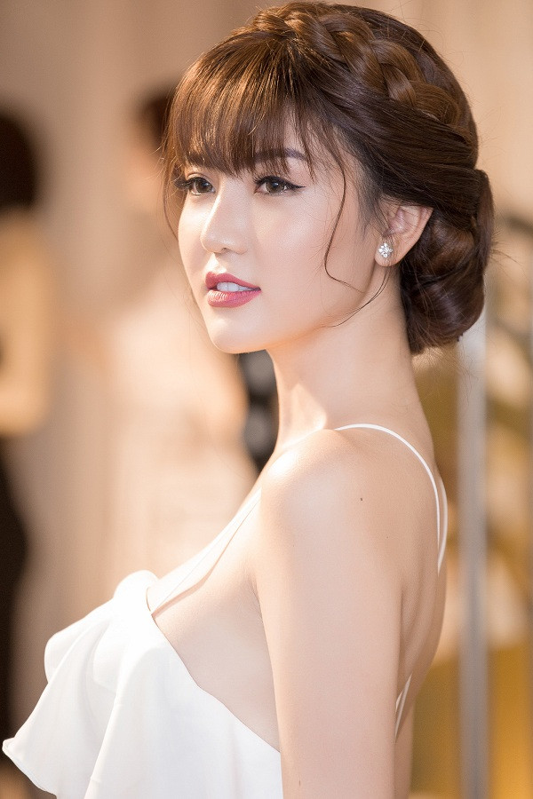 Hoa hậu Ngọc Duyên đi siêu xe 70 tỷ đến dự show Vũ Thu Phương
