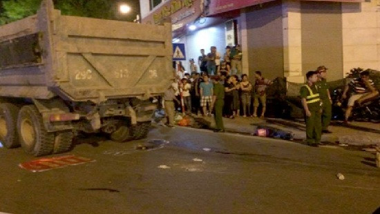 Hà Nội: Xe tải va chạm xe máy, một phụ nữ tử vong 