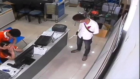 Nghi án hai thanh niên mang vũ khí nóng cướp tại cửa hàng điện thoại 