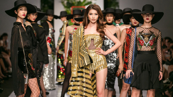 Quỳnh Châu khoe vòng một gợi cảm trên sàn catwalk