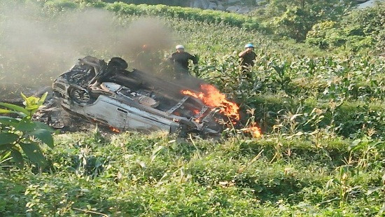 Lào Cai: Xe ô tô 7 chỗ lao xuống vực rồi bốc cháy  