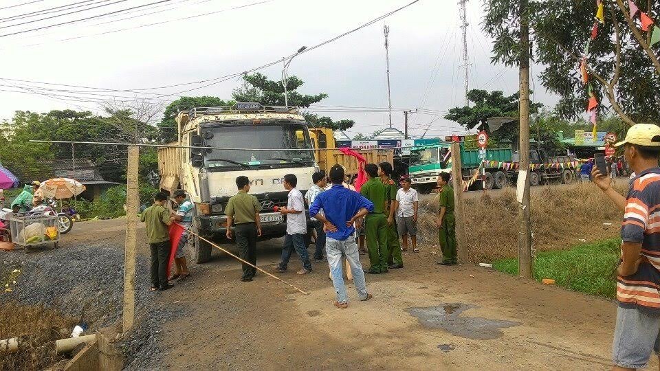 Tiền Giang: Ùn tắc giao thông nghiêm trọng vì một đối tượng tự ý “rào đường”