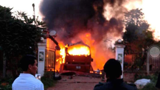 Xe khách Nghệ An bốc cháy ở Lào, cả gia đình thương vong