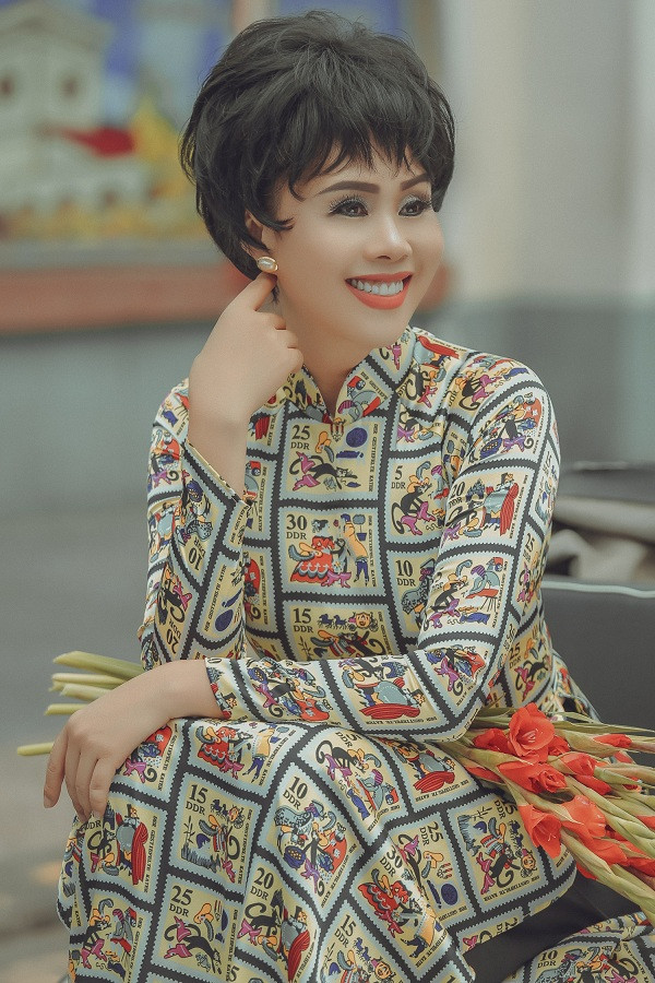 Hoa hậu Hằng Nguyễn biến hóa thành con gái Sài Gòn xưa