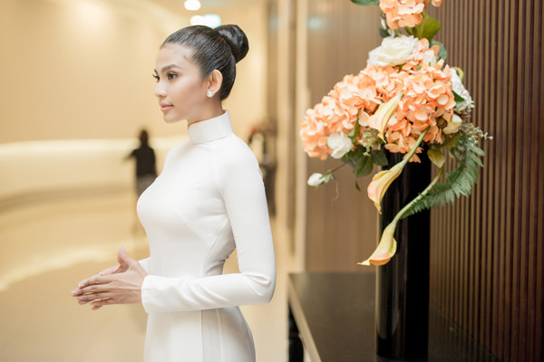 Trương Thị May catwalk xuất thần, làm vedette cho show từ thiện của Thuận Việt
