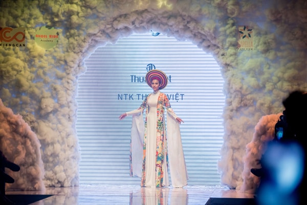 Trương Thị May catwalk xuất thần, làm vedette cho show từ thiện của Thuận Việt