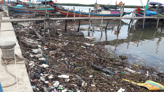 Nghệ An: Rác thải ngập ở cảng cá Lạch Vạn