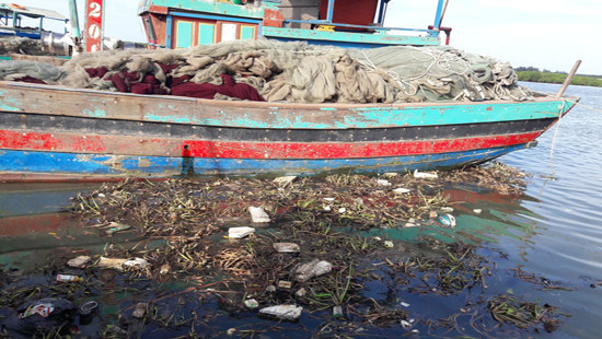 Nghệ An: Rác thải ngập ở cảng cá Lạch Vạn