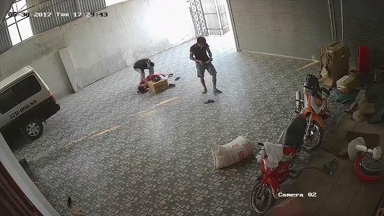 Nghệ An: Bà chủ nhà xe bị côn đồ đánh đập dã man