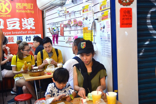 Quang Vinh khám phá “thiên đường” mua sắm ở Đài Bắc