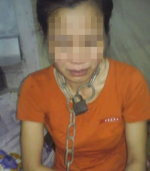 Thái Bình: Chồng dùng xích khóa cổ vợ vì ghen