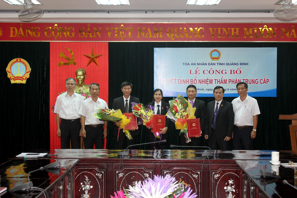 TAND hai cấp tỉnh Quảng Bình trao quyết định bổ nhiệm chức danh Thẩm phán trung cấp 