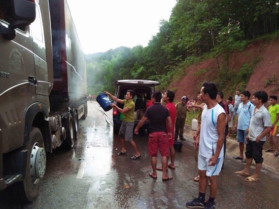 Xe đầu kéo đang lưu thông bất ngờ bốc cháy
