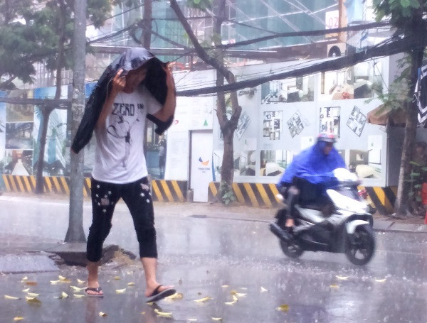 Người Hà Nội chạy tán loạn trong cơn mưa 30 phút