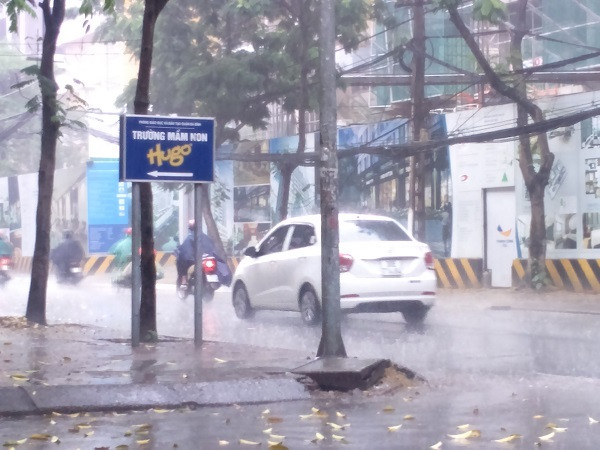 Người Hà Nội chạy tán loạn trong cơn mưa 30 phút