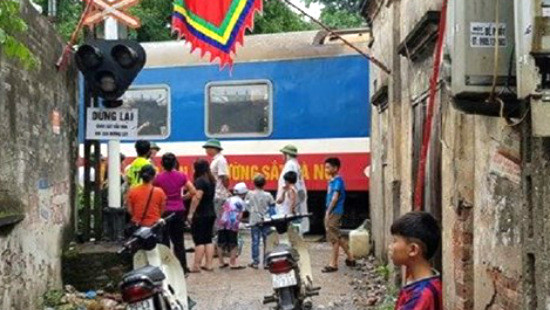 Hà Nội: Đi bộ sang đường, người phụ nữ bị tàu hỏa tông tử vong