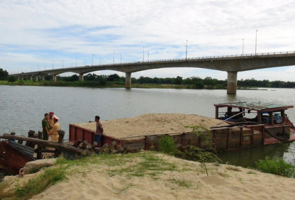 Bắt giữ ghe hút cát trái phép trên sông Thu Bồn