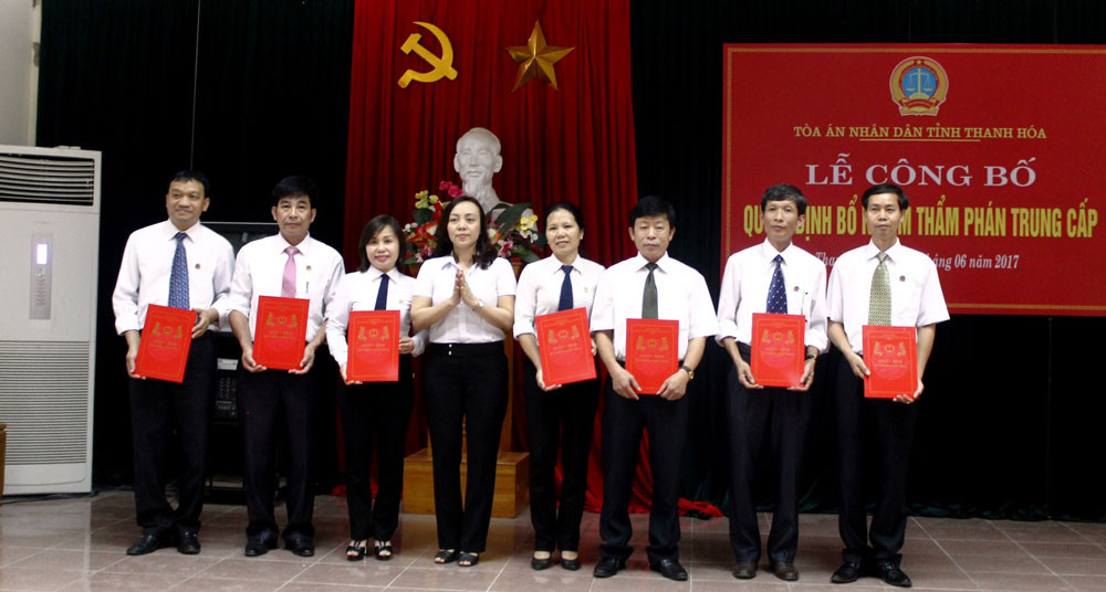 TAND hai cấp tỉnh Thanh Hóa trao quyết định bổ nhiệm chức danh Thẩm phán trung cấp
