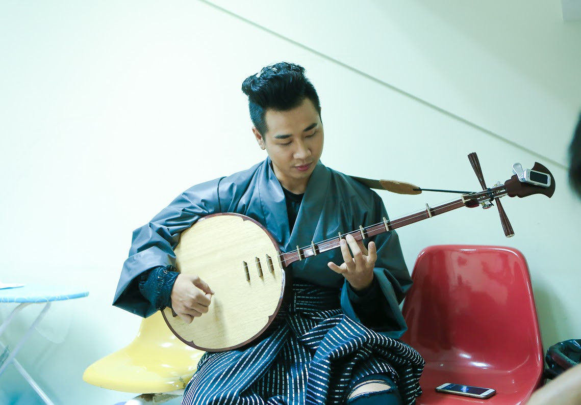 Nguyên Khang mặc kimono chơi nhạc cụ dân tộc
