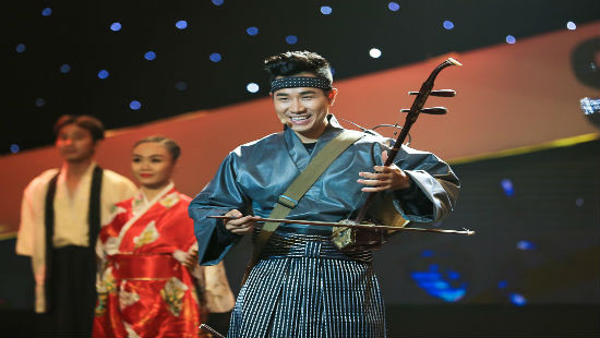 Nguyên Khang mặc kimono chơi nhạc cụ dân tộc
