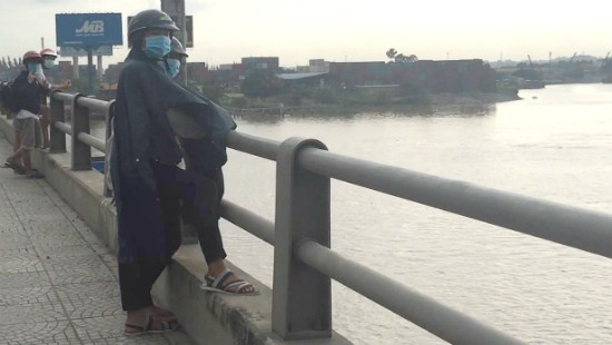 Bỏ lại xe máy, nam thanh niên gieo mình xuống sông Đồng Nai