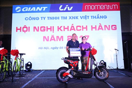 GIANT Việt Nam hào phóng tặng xe điện 133DS mới ra mắt trong Hội nghị khách hàng 2017
