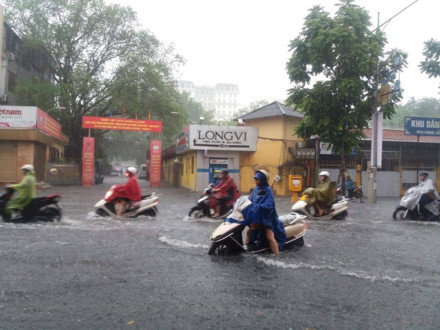 Hà Nội: Mưa lớn giờ cao điểm, nhiều tuyến phố ngập sâu, ùn tắc