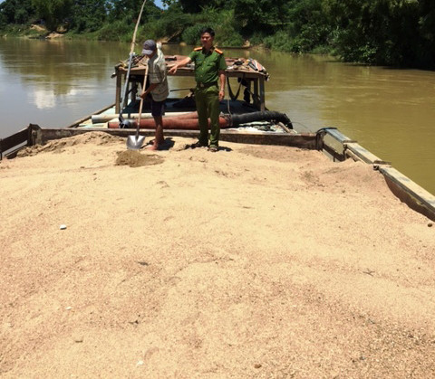 Quảng Nam: Bắt ghe hút cát trái phép trên sông Yên