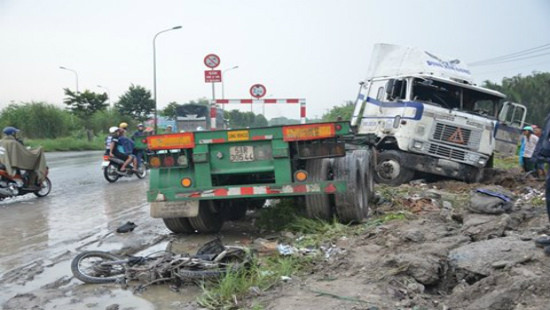 TP HCM: Hai xe máy cuốn vào gầm xe container, 2 người tử vong