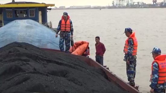 Cảnh sát biển bắt giữ tàu chở than 600 tấn than lậu 
