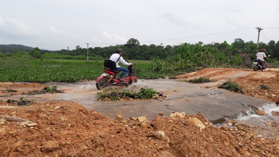 Nghệ An: Hiểm họa khi người dân đi qua cầu tràn xuống cấp