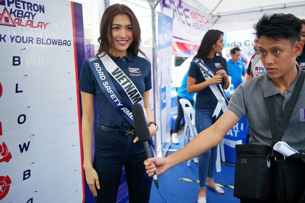 Lệ Hằng và dàn người đẹp Miss Universe trao học bổng cho trẻ em nghèo