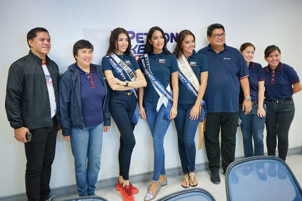 Lệ Hằng và dàn người đẹp Miss Universe trao học bổng cho trẻ em nghèo