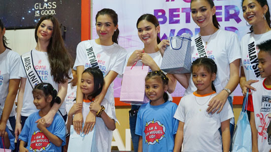 Lệ Hằng và dàn người đẹp Miss Universe trao học bổng cho trẻ em nghèo